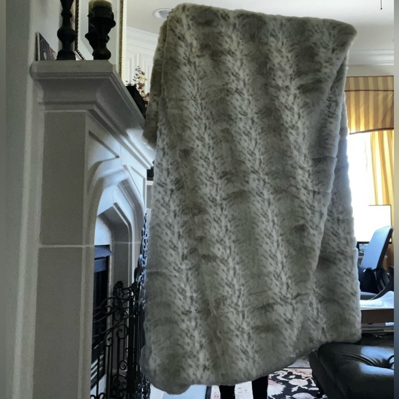NWOT Limited Edition Lynx Faux Fur Throw 60”x72” - Picture 5 of 11